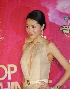 公共场合不穿乳罩的女星大展酥胸